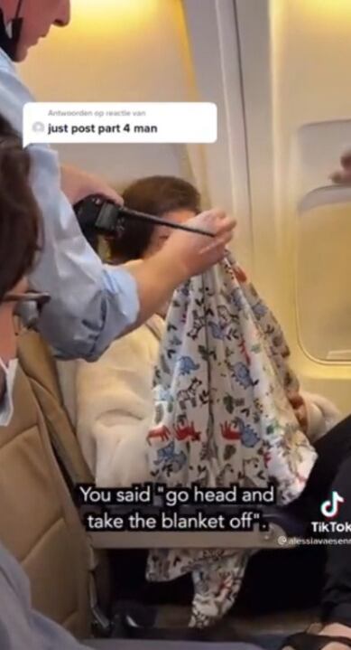 Mujer amanta a un gato en pleno vuelo