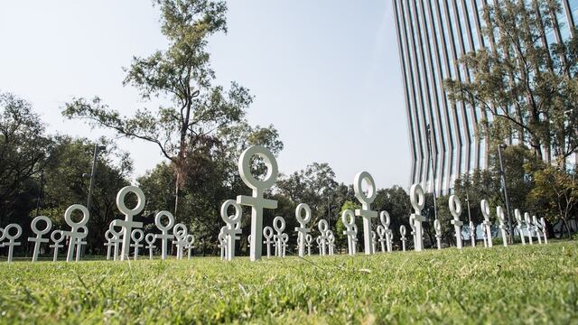 Signos de venus representando la muerte violenta de miles de mujeres mexicanas en el Parque de la Luz, CDMX.