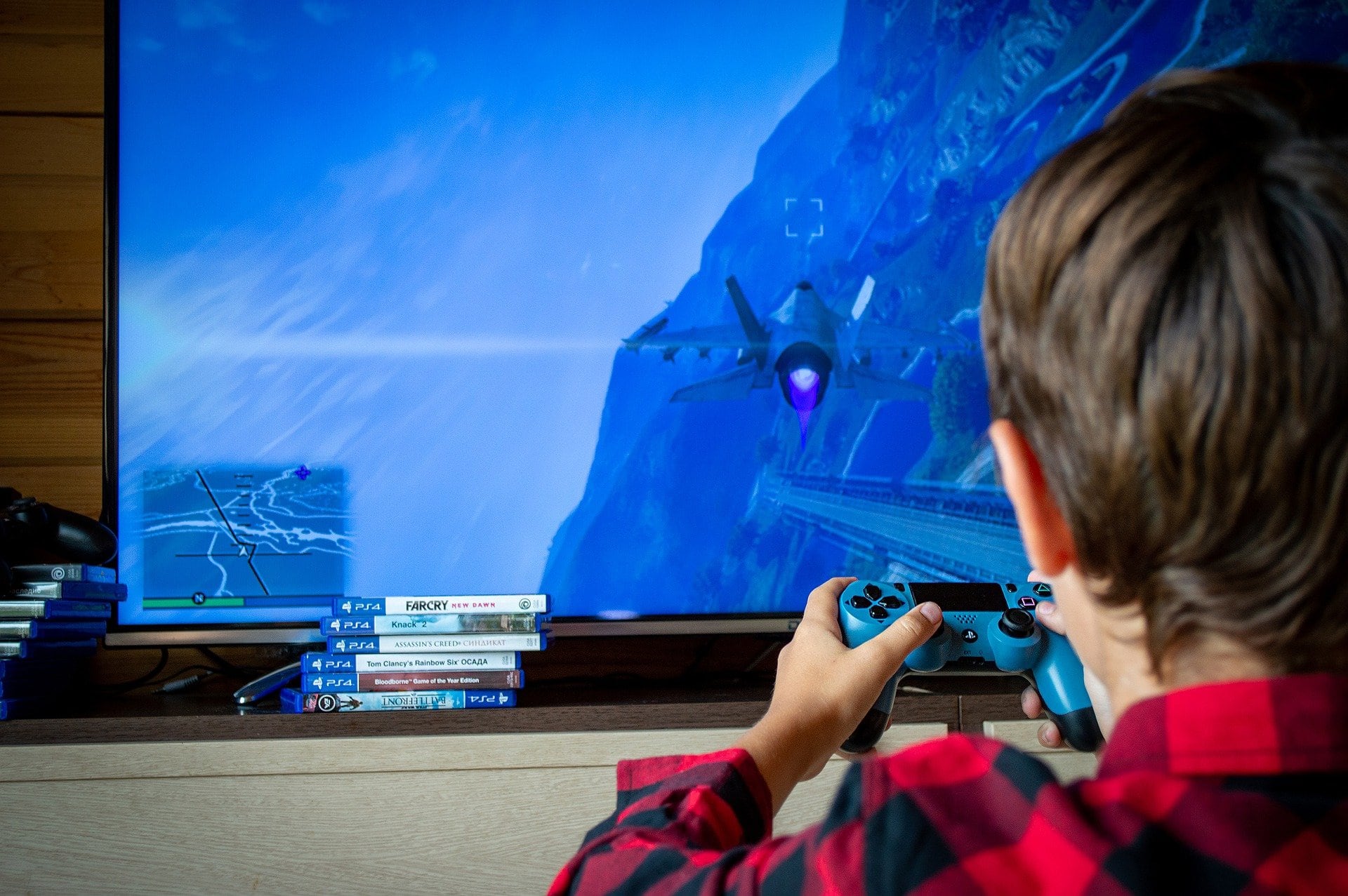 Niño jugando videojuegos