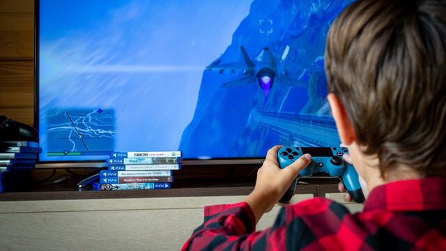 Niño jugando videojuegos