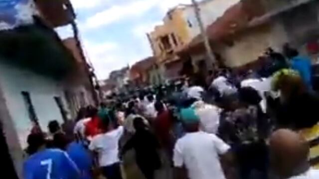 (YouTube) Balacera en Purépero, Michoacán orquestada por Policía Municipal para dispersar manifestantes