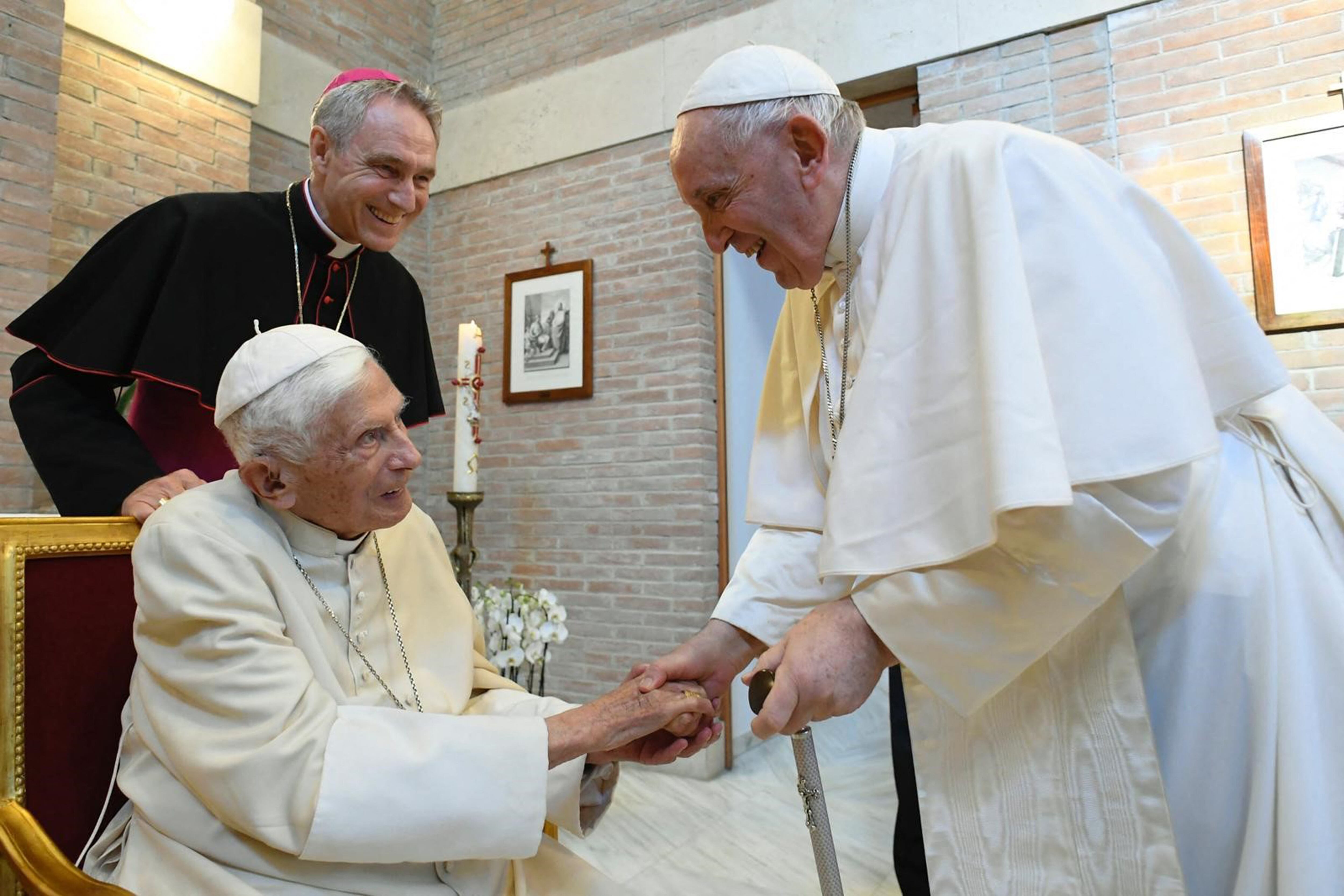 papa Francisco y papa emérito Benedicto XVI