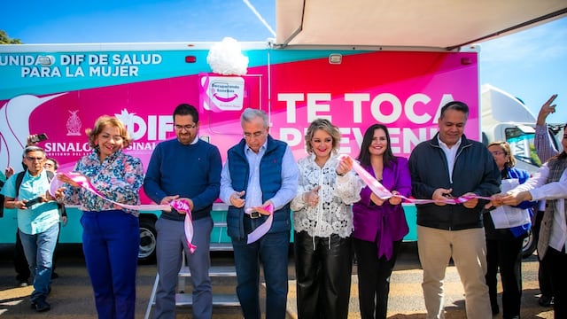 Rubén Rocha entrega a DIF Estatal camión de la Salud de la Mujer