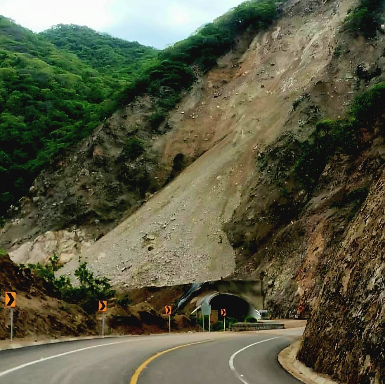 Colapsa túnel El Tornillo de la carretera Mitla-Istmo en Oaxaca