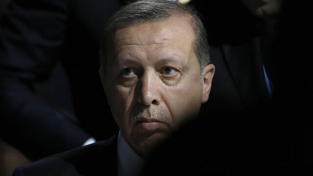Erdogan recordó los grandes decomisos de bidones de petróleo en la frontera de Turquía con Siria.