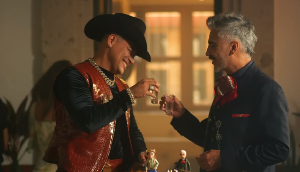 Grupo Firme y Alejandro Fernández en su video de "Felicidades".
