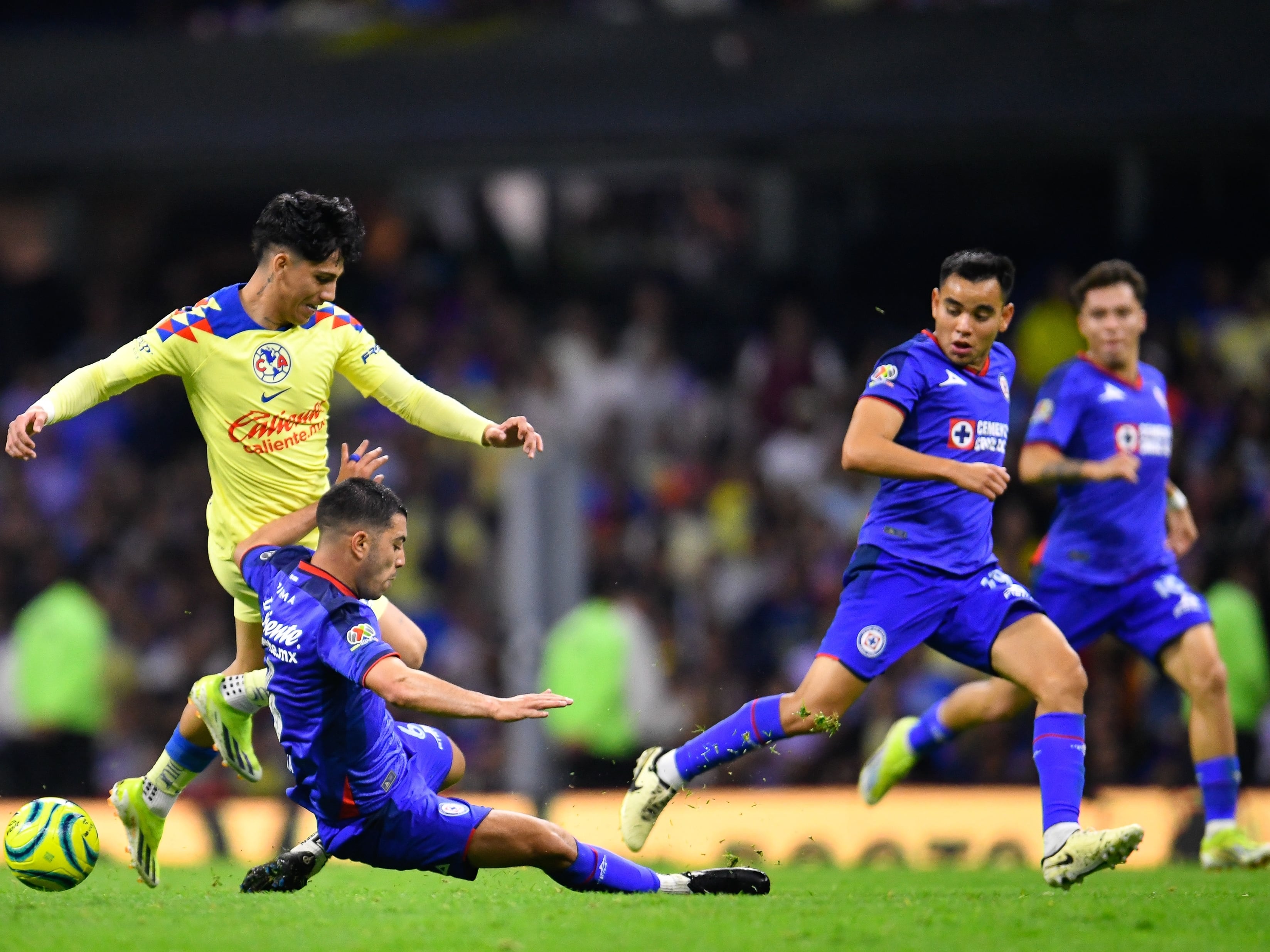 América vs Cruz Azul en el Estadio Azteca.