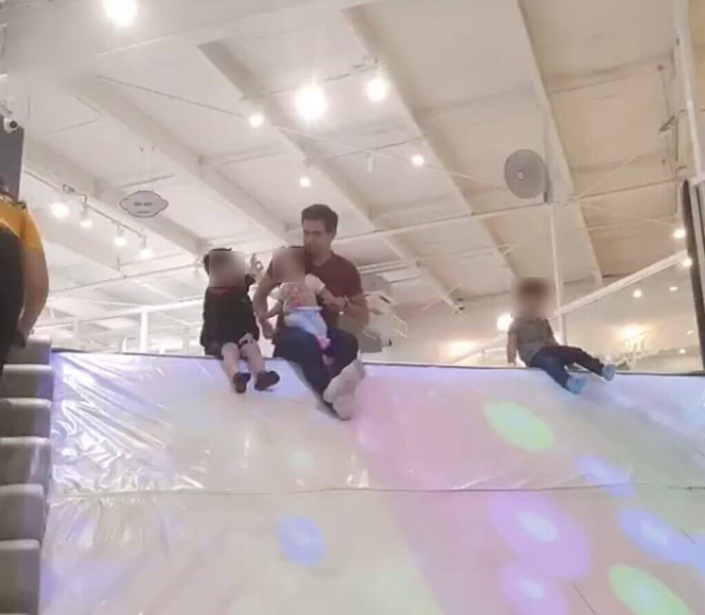 Lleva a sus hijos a pasear y se confunde de niño en la resbaladilla