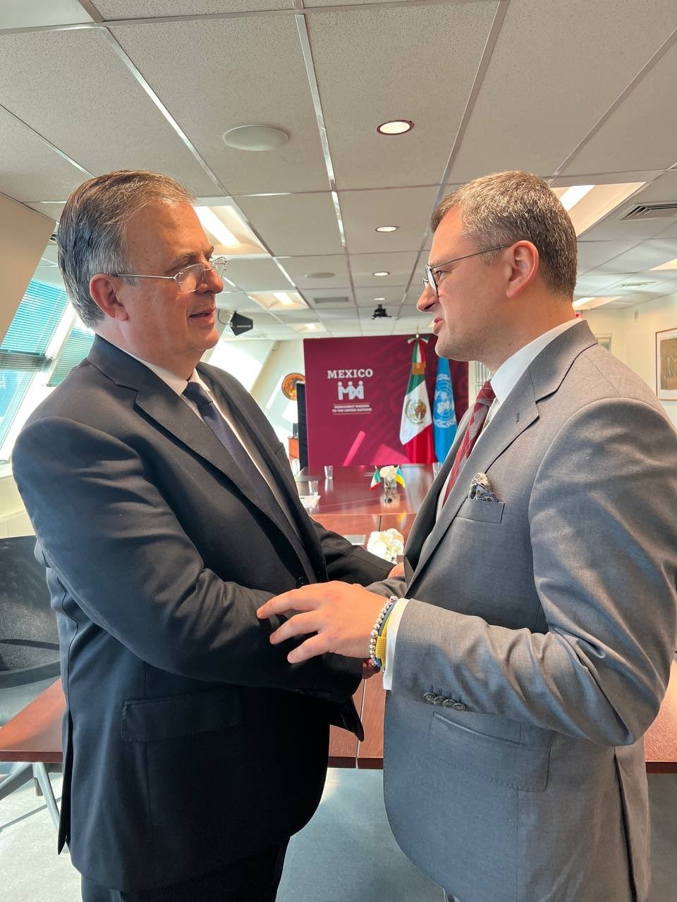 Marcelo Ebrard, canciller de México con Dmytro Kuleba, ministro de Relaciones Exteriores de Ucrania