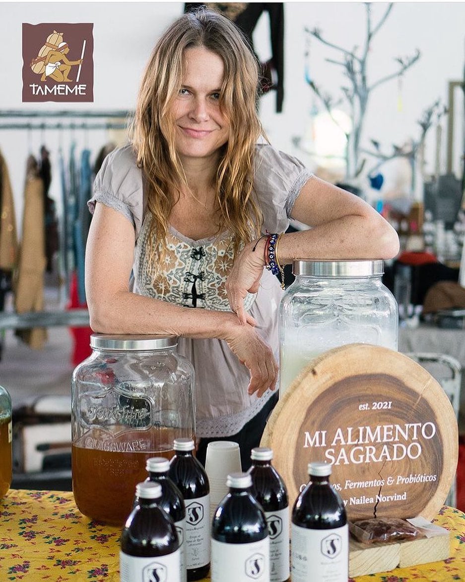 Critican a Nailea Norvind por vender en el tianguis, pero ella se siente orgullosa