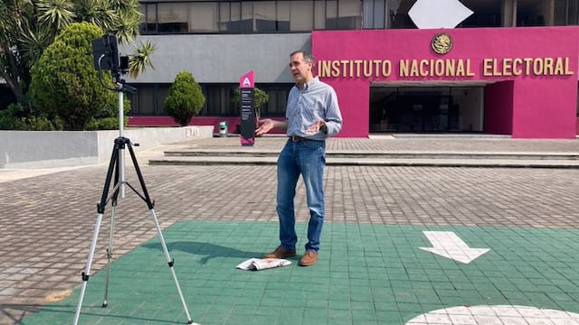 Lorenzo Córdova mostrando que graba sus videos solo con un iPad y un tripié