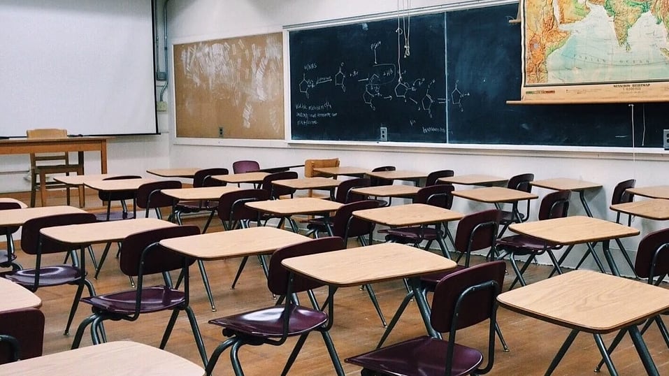 Condenan a maestra que abusó sexualmente de alumno de 15 años