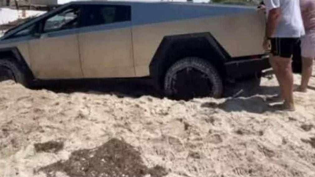 Cybertruck de Tesla ignora restricciones y queda atorado en playa San Benito, en Yucatán