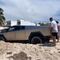 Cybertruck de Tesla ignora restricciones y queda atorado en playa San Benito, en Yucatán