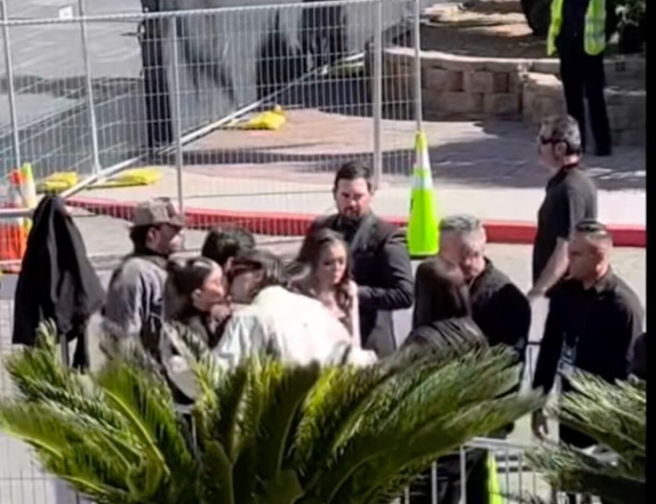 ¿Será la nueva novia de Peso Pluma? Ya la beso en plena alfombra roja
