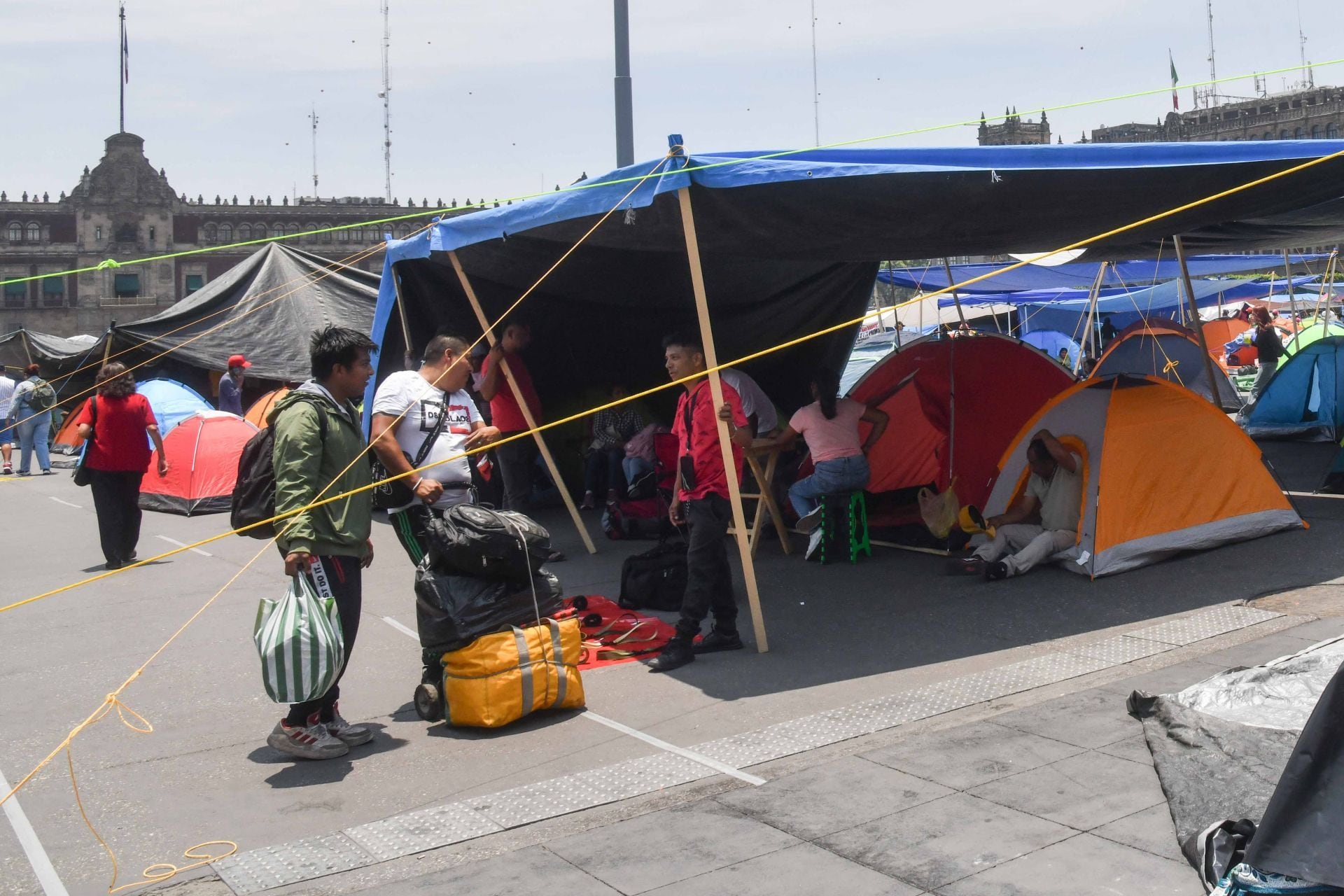 CNTE arriba al Zócalo tras marcha en CDMX hoy 15 de mayo