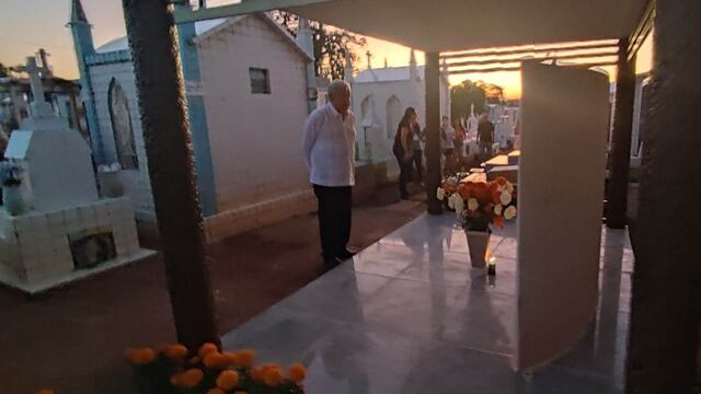 AMLO visita la tumba de sus padres y de su primera esposa Rocío Beltrán con motivo del Día de Muertos
