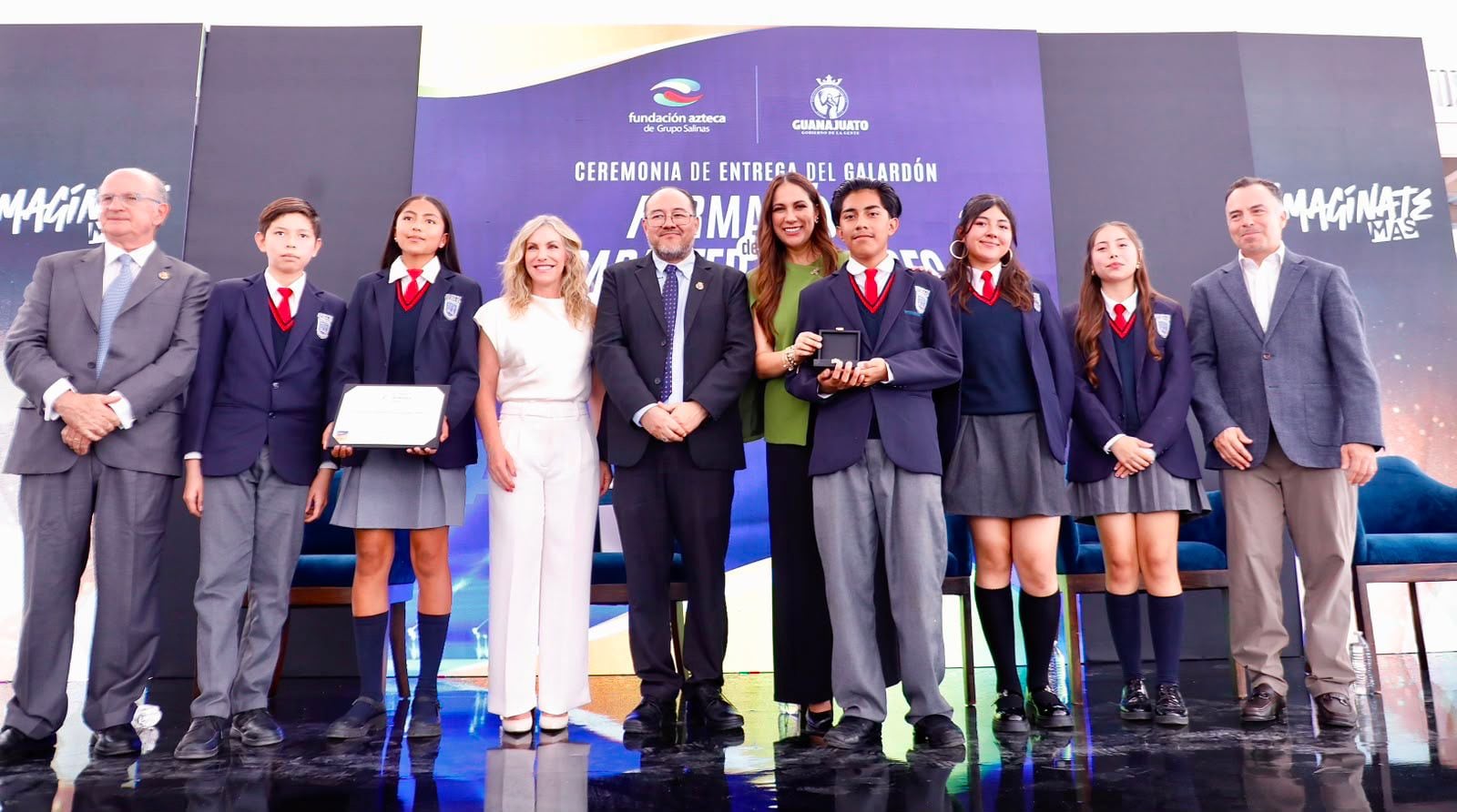Libia Dennise reconoce trayectoria docente y celebra premio mundial para escuela de Guanajuato.