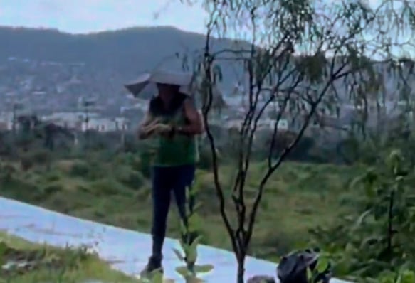 Joven rescata a su papá de auto inundado en León, Guanajuato