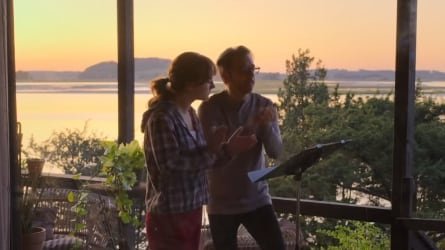 Emili Jones y Eugenio Derbez en la película 'Coda'