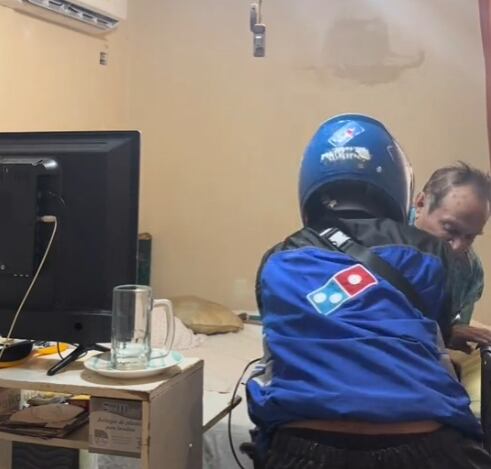 Abuelito pide pizza para que repartidor lo ayude a acostarse