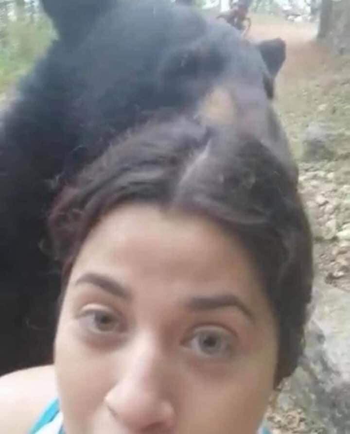 La selfie de la joven y el oso negro en Chipinque.
