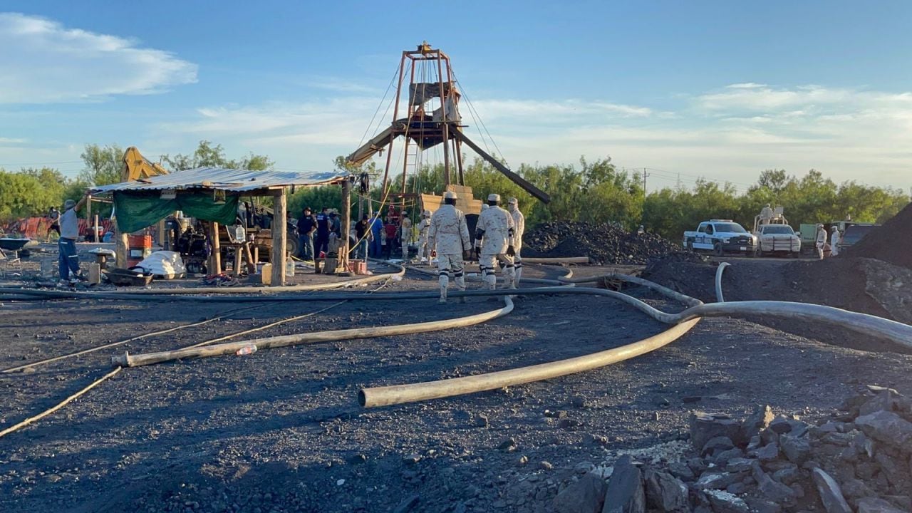 Elementos de Sedena, Protección Civil y Conagua trabajan en el rescate de mineros en Coahuila