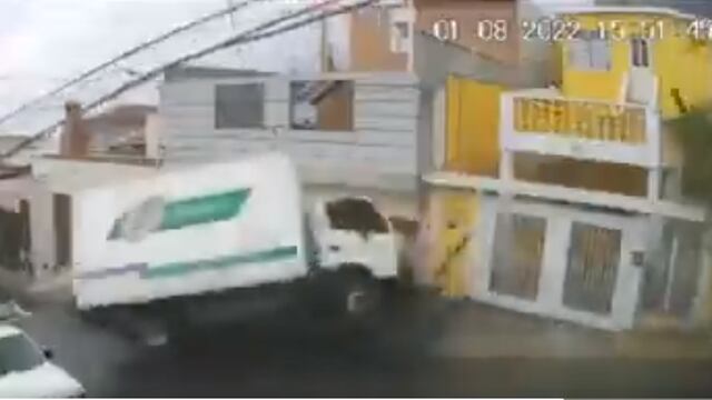 VIDEO: camión de paquetería choca contra un auto por manejar a exceso de velocidad