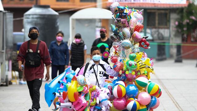 Un niño espera la venta de globos y pelotas en la explanada de la alcaldía Iztapalapa