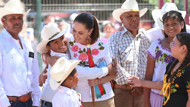 Claudia Sheinbaum destaca pueblos originarios y rechaza que México naciera con los españoles