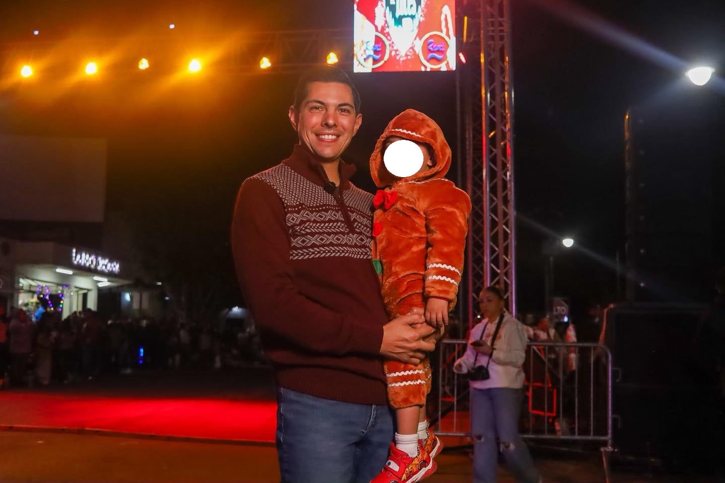 Román Cota Muñoz, alcalde de Tecate con su hijo Leonel.