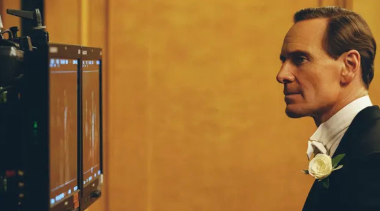 Michael Fassbender como Joe Kennedy Sr.