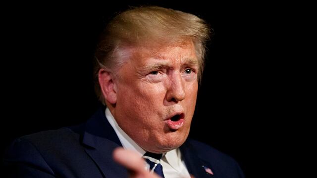 El presidente Donald Trump hablando con reporteros.