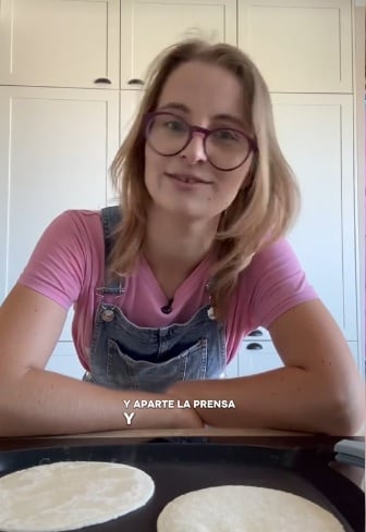 Influencer viaja de México a Polonia con prensa para tortillas porque las ama.