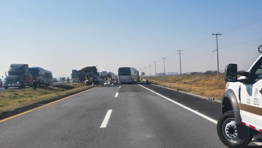 Choque múltiple en Edomex deja víctimas y más de 30 autos afectados