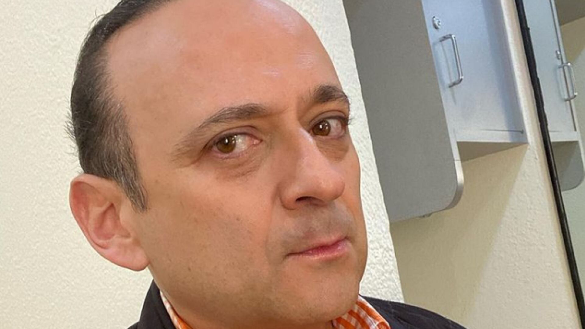 Lalo España dice que a los chairos los tiraron de chiquitos y los pisó un caballo