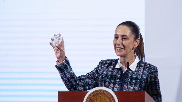 Claudia Sheinbaum Pardo, presidenta de México muestra chip parte de la operación del Centro Nacional de diseño de semiconductores