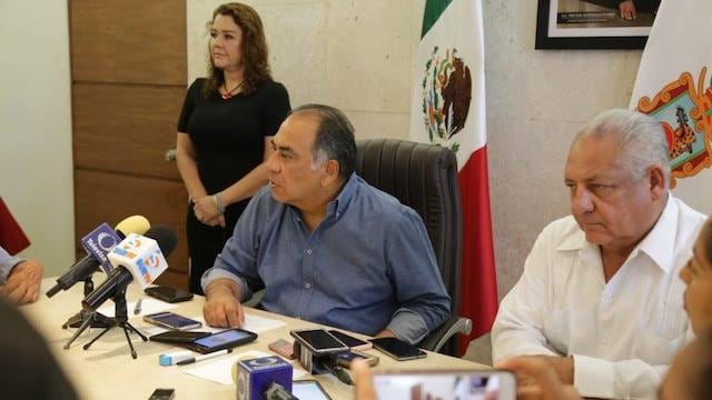 El gobernador guerrerense, Héctor Astudillo (izq) en conferencia de prensa.