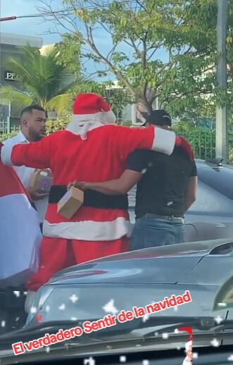 Santa Claus deteniendo pelea en el tráfico
