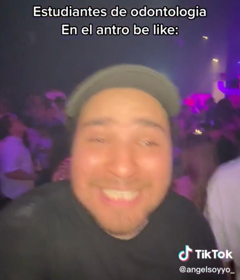 Busca a paciente dental en el antro con un letrero