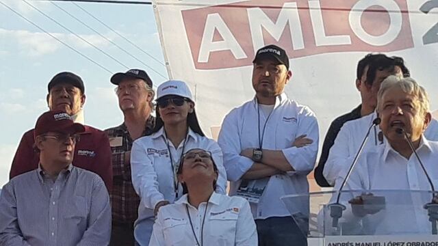 El perdiodista Jon Lee Anderson estuvo en el templete del mitin celebrado en Delicias, Chihuahua