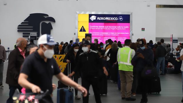 Largas filas de espera y saturación en mostradores por parte de pasajeros de la línea aérea Aeroméxico