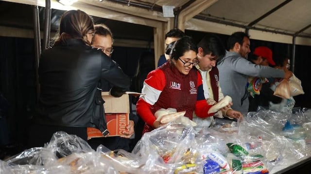 Michoacán envía víveres a Guerrero