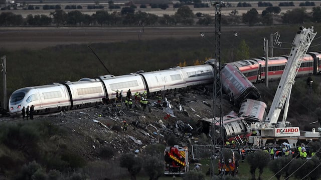 Investigan una orden errónea como posible causa del choque de trenes en España