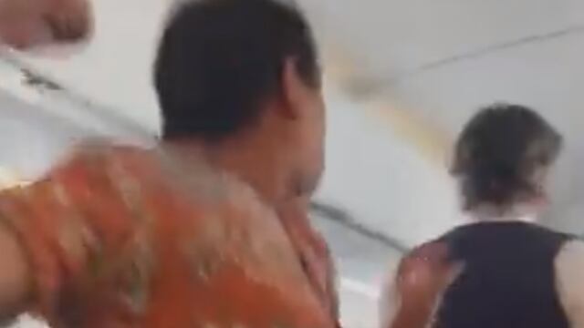 Un pasajero golpeó en la cabeza a un sobrecargo en un vuelo de American Airlines que salió de México; el momento fue captado en video