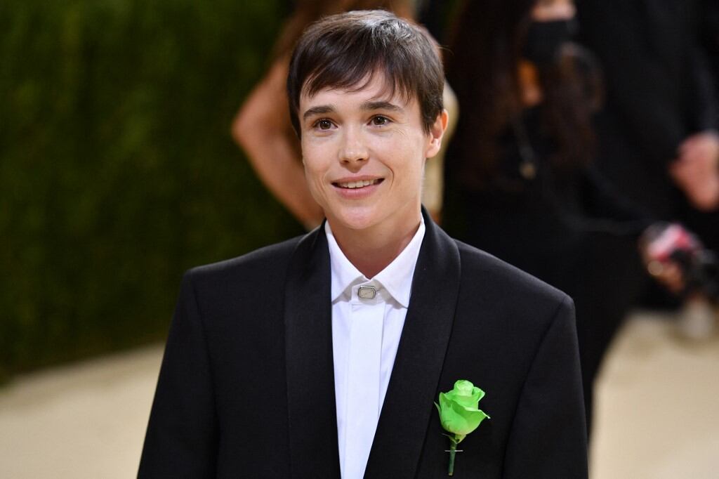 Elliot Page portó una flor verde en la Met Gala 2021