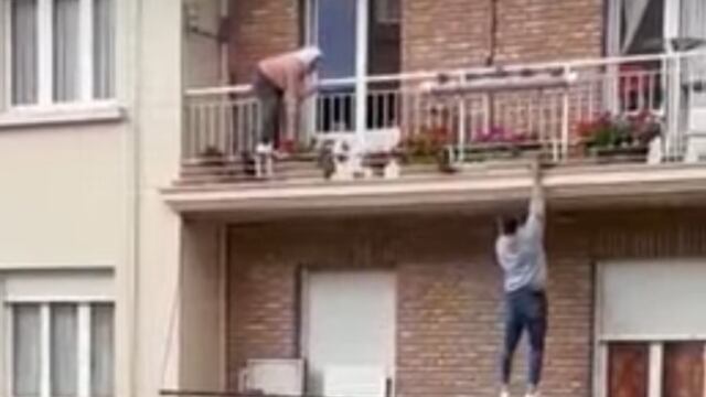 Hombre trepa un edificio
