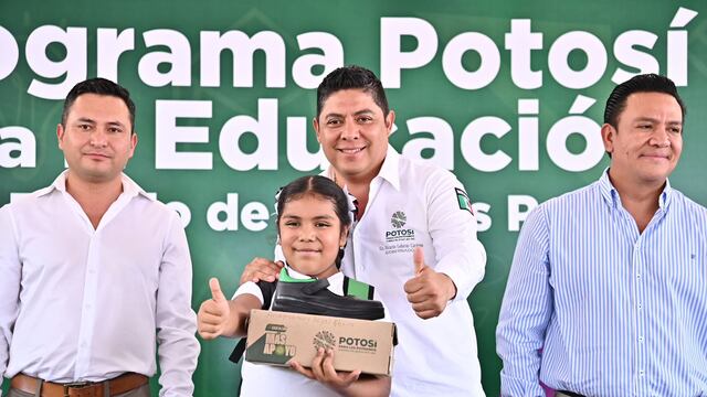 Ricardo Gallardo entrega apoyos a estudiantes