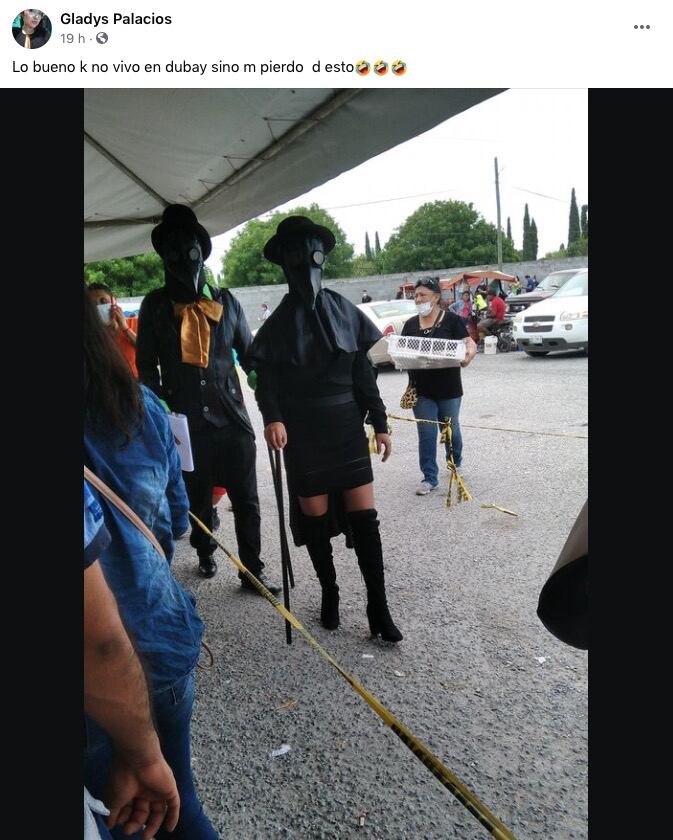 Jóvenes vestidos como en la peste negra