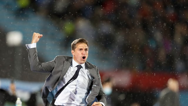 Diego Alonso celebra el pase de Uruguay a Qatar 2022